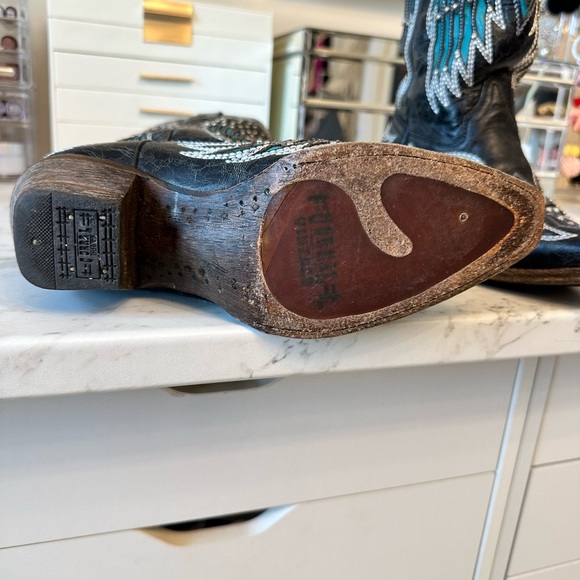 Corral Black - Turquoise Wing & Cross with Rhinestones - Picture 4 of 9